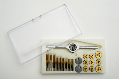 Tappen en snijplatenset met kleine maten M1 - M2.5.