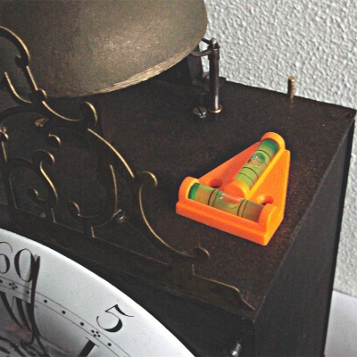 Comtoise gereedschap = waterpas met  2 libellen.