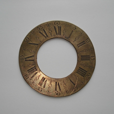 Bronzen cijferring met minuten-arcaderie Ø 15,1 cm.