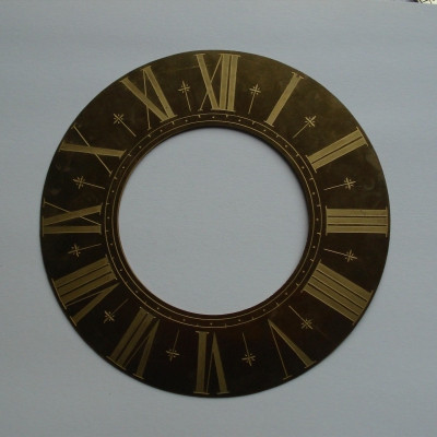 Messing cijferring met minuten-arcaderie Ø 21,4 cm.