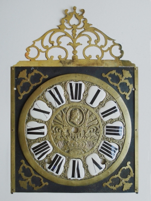 Voorplaat met bronzen/messing met een cartouche-ring van Ø 21,1 cm.