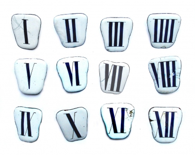 12 antieke cartouches ongerestaureerd.