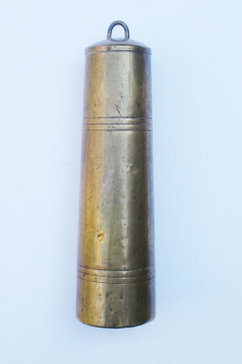 Messing gewicht voor Friese klok. 3637 gr.