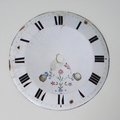 Antieke te restaureren schotelplaat met emaille bloemsierkunst.