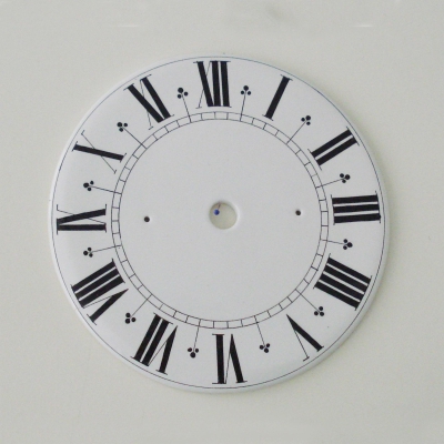 Faïence wijzerplaat. Diameter 18,5 cm