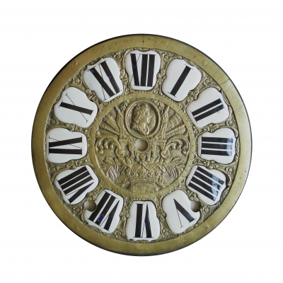 Voorplaat met bronzen/messing met een cartouche-ring van Øb 21,1 cm. 