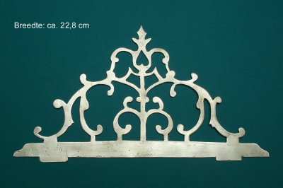 HANDGEZAAGD belhek breed ca. 22,8 cm. 