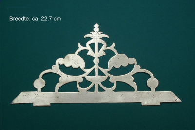 HANDGEZAAGD belhek breed ca. 22,7 cm.