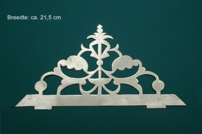 HANDGEZAAGD belhek breed ca. 21,5 cm.