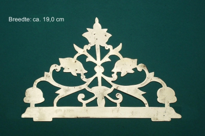 HANDGEZAAGD Belhek breed ca. 19,0 cm.