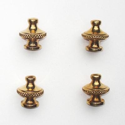 Vier gelijke bronzen pendule voetjes, gepolijst.