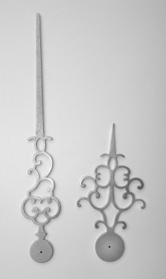 Paar ambachtelijk vervaardigde stalen wijzers.