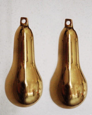 Stel messing gewichten voor een oude wandklok.