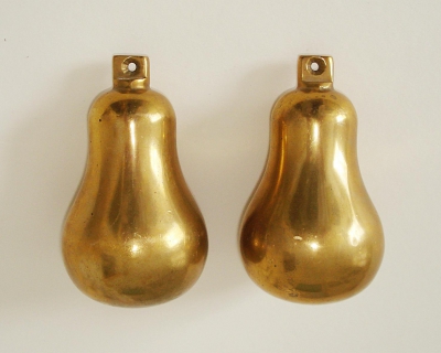 Stel messing gewichten voor een oude wandklok. 