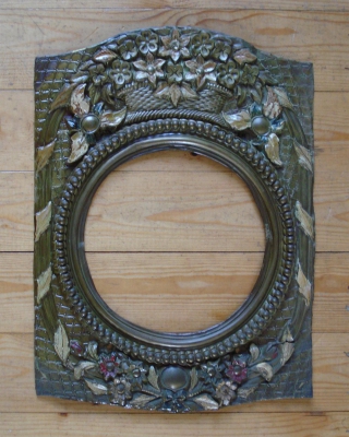Originele antieke polychrome pronkslinger, motief: bloemenvaas met bloemen.