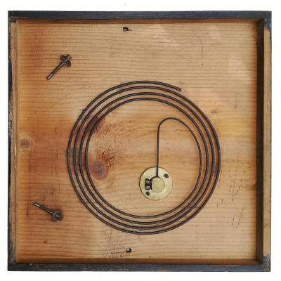 Houten achterkant met gong en schroeven.