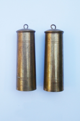 Messing gewichten voor o.m Friese klok. 1334-1322 gr.