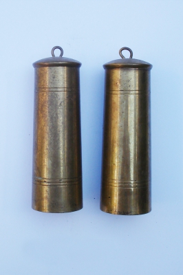 Messing gewichten voor o.m Friese klok. 1622-1524 gr.