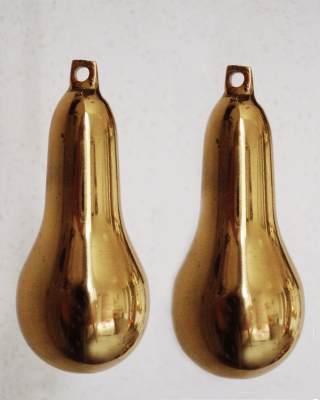Stel messing gewichten voor een oude wandklok.