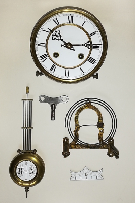 Uurwerk van regulateur. Aandrijving middels veren. (Art.Nr. R10-702)