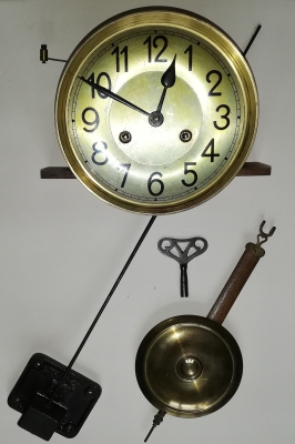 Uurwerk van regulateur. Aandrijving middels veren. (Art.Nr. R10-704)